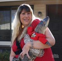 ХИТ В МРЕЖАТА! Жена си взе алигатор за домашен любимец, облича влечугото в рокли (ВИДЕО/СНИМКИ)