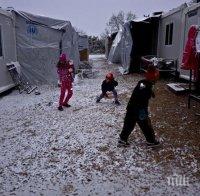 НОВА МОДА: Бежанците почнаха да бягат от България в Гърция 