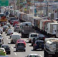 Транспортен ад в Атина! Километрови опашки от автомобили блокираха столицата на Гърция
