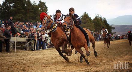 стотици гледат традиционните конни състезания случай тодоровден