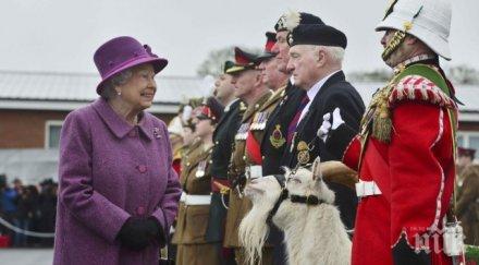 кралица елизабет втора посети казармата уелските пехотинци връчи праз снимки
