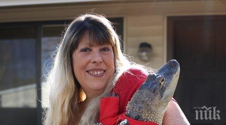 хит мрежата жена взе алигатор домашен любимец облича влечугото рокли видео снимки