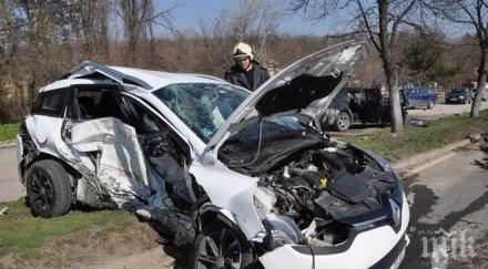 трима пияни младежи помляха коли дупница