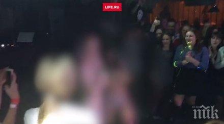 студентка хвърли дрехите нощен клуб заради 240 евро видео