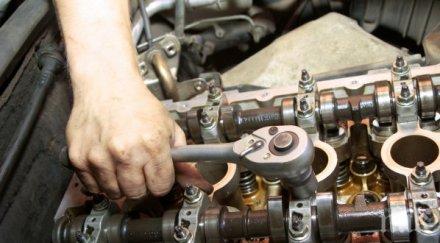 фотобомба пик ремонт български вижте тарикат оправя колата снимка