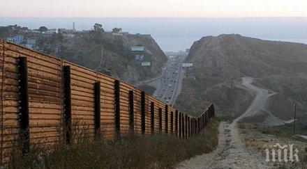 мексикански депутат изкачи оградата сащ знак протест