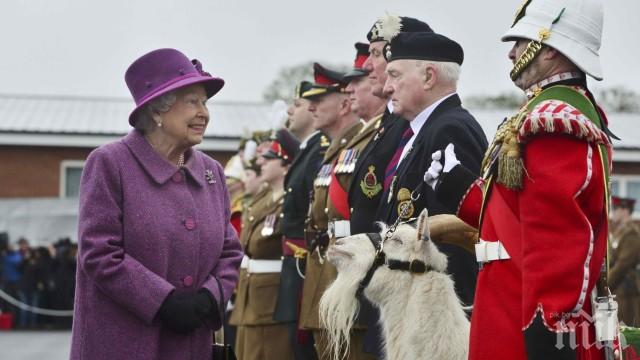 Кралица Елизабет Втора посети казармата на уелските пехотинци и им връчи праз (СНИМКИ)
