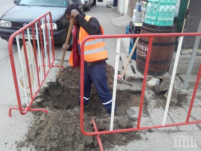 КЛАСИКА! Работници копаят за нов кабел, отиде и велоалеята в Пловдив