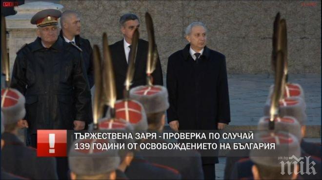 ИЗВЪНРЕДНО В ПИК TV! Президентът Радев и премиерът Герджиков заедно на тържествената заря за националния празник (ОБНОВЕНА/СНИМКИ)