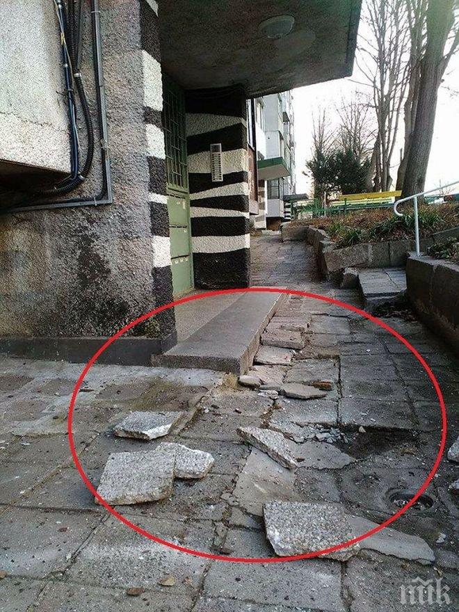 НА КОСЪМ! Падаща мазилка едва не уби майка с дете в Бургас 