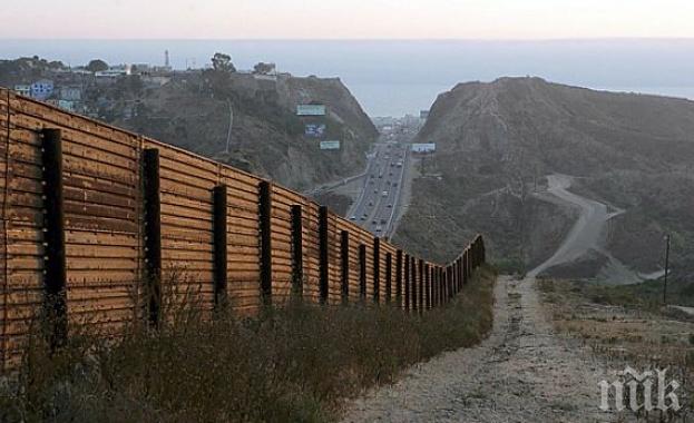 Мексикански депутат се изкачи върху оградата със САЩ в знак на протест
