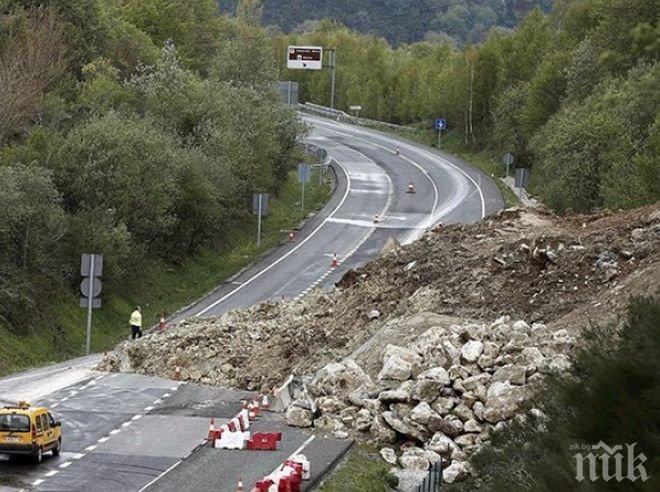 Свлачища заплашват да затворят прохода „Хаинбоаз”