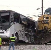 Трагедия в САЩ! Влак се вряза в заклещен автобус на релсите, има загинали