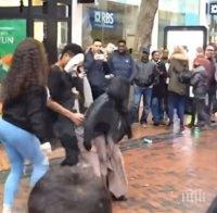 ШАШ! Девойка с хиджаб завихри еротичен танц на пъпа на Бирмингам (ВИДЕО)