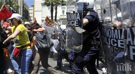 сблъсък гръцките фермери нападнаха полицията разпръскват сълзотворен газ