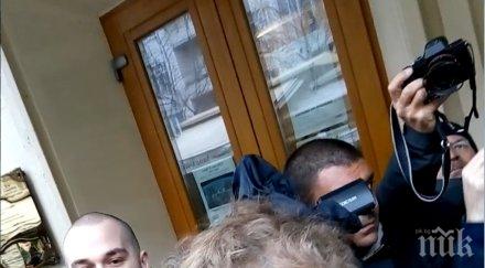 конфузно пик асен генов боби ваклинов господарите размахват прас прес насред софия хвърчат пачки народът възмущава сме битакът димитровград снимки