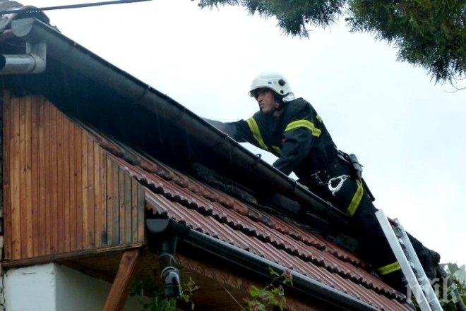 ИЗВЪНРЕДНО: Пожар изпепели къщи в Силистра, две жени със сериозни изгаряния