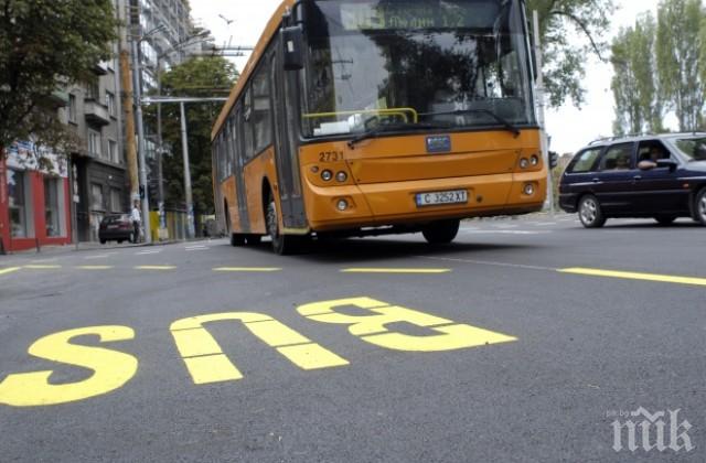 САМО В ПИК! Това се случва в София и не е за вярване! Ето какво се показа от раницата на пътник в автобус... (СНИМКА)