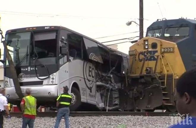 Трагедия в САЩ! Влак се вряза в заклещен автобус на релсите, има загинали