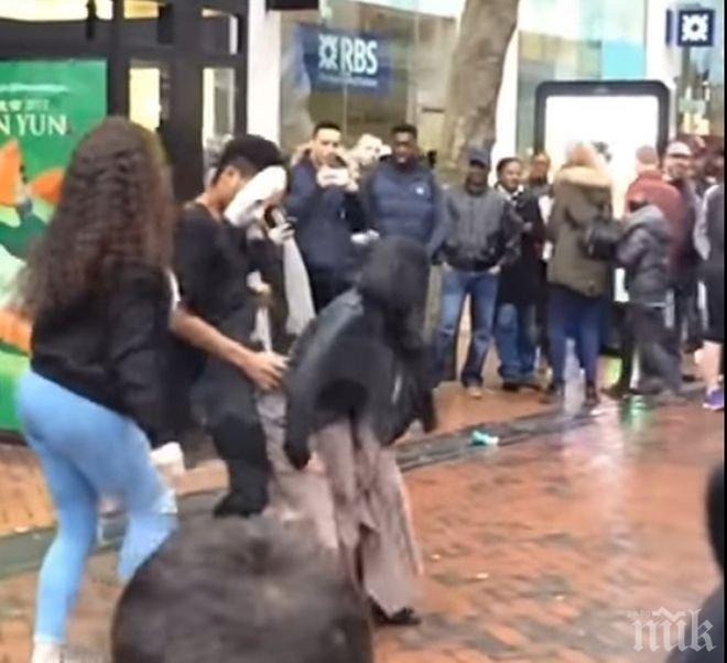 ШАШ! Девойка с хиджаб завихри еротичен танц на пъпа на Бирмингам (ВИДЕО)