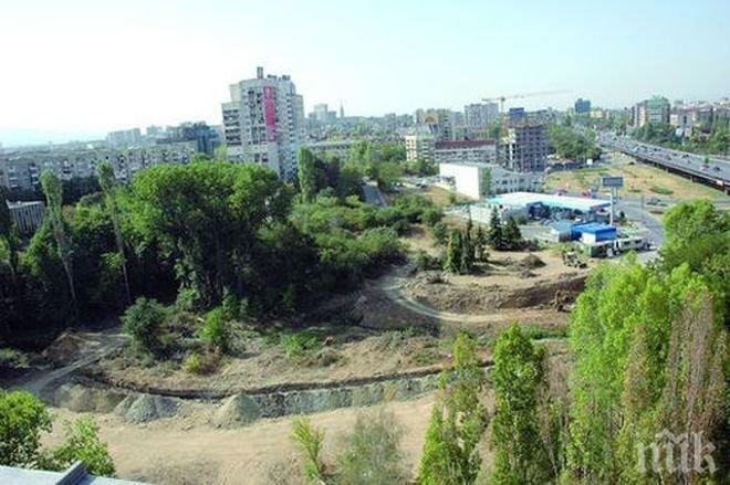 Жители на Мусагеница на протест срещу застрояването на градинка
