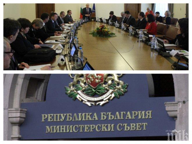 ИЗВЪНРЕДНО В ПИК TV! Премиерът Герджиков с голямо уважение към министрите в поли (СНИМКИ)