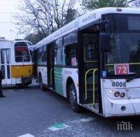 Автобус 72 се счупи насред кръстовище, блокира трамваи в София