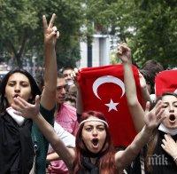 Около хиляда души протестираха в Ротердам заради забраната за турска агитация в страната

