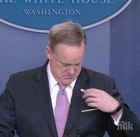 Журналисти спукаха от подигравки говорителя на Белия дом: Значката му с американския флаг обърната- дали не е в депресия? (СНИМКИ)