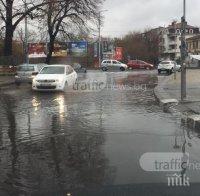 Пропаднала тръба превърна централната улица в Пловдив в езеро
