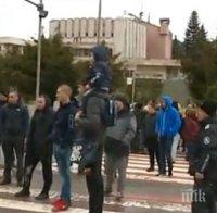 Хората в Панчарево затвориха пътя за Боровец, протестират срещу ЧЕЗ