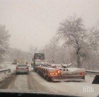 Сняг блокира Ришки проход (СНИМКИ)