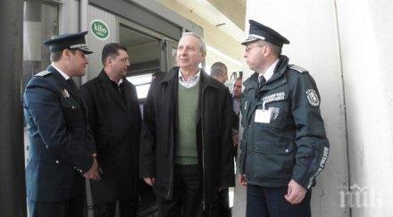 премиерът герджиков посети гкпп дунав мост разговаря митничари русе
