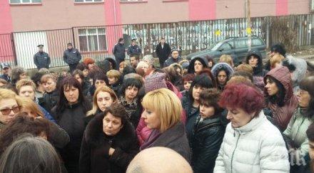 наглец италианецът каприоти мотае шивачките дупница иска отсрочка март