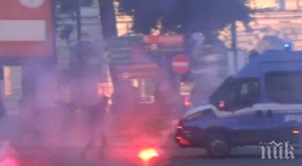 напрежението ескалира ожесточени сблъсъци протестиращи полиция неапол видео