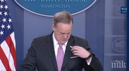 журналисти спукаха подигравки говорителя белия дом значката американския флаг обърната дали депресия снимки