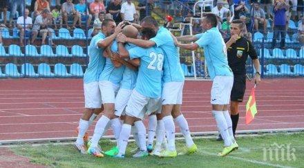 скандал червен картон спря устрема дунав локомотив феновете скандират мафия