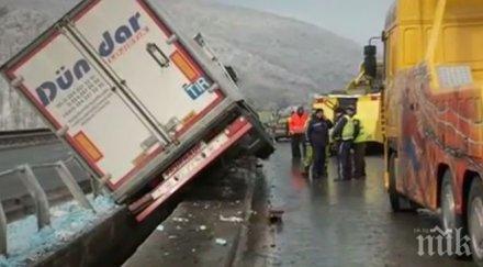 аварирал тир блокира пътя шумен карнобат