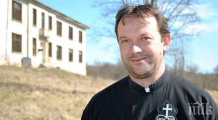 скандално отива отец кортези приютил семейство сирийски бежанци