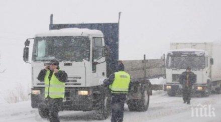зимата върна прохода шипка снежна покривка покри пътя