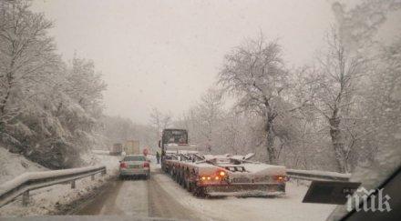 сняг блокира ришки проход снимки