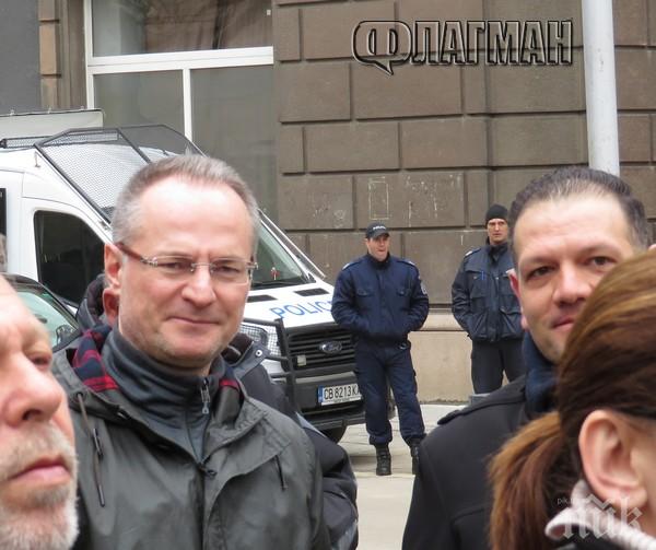 СКАНДАЛНО! Съдия №1 защити на улицата прогонения от Белене свещеник