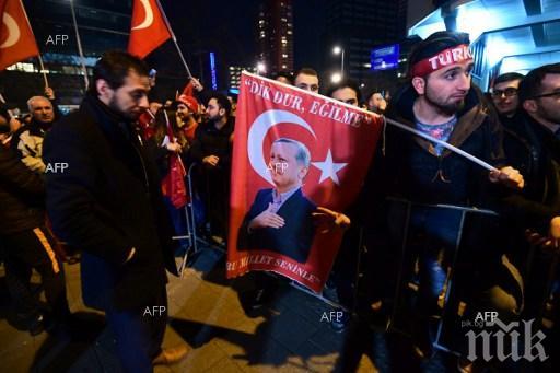 Протурски протестиращи влязоха в сблъсък с полицията на Нидерландия

