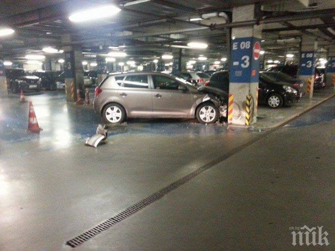 Тапа! Катастрофа блокира автомобилите в подземения паркинг на столичен мол

