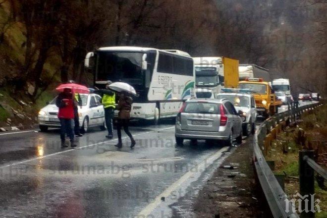 ВАЖНО ЗА ШОФЬОРИТЕ! Пуснаха движението в Кресненското дефиле