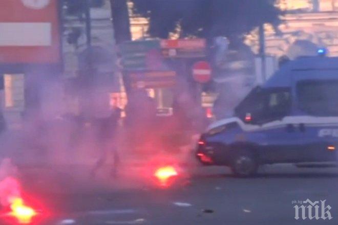 Напрежението ескалира! Ожесточени сблъсъци между протестиращи и полиция в Неапол (ВИДЕО)