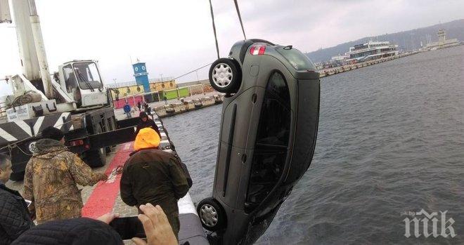 25 минути вадят от морето колата, която сама падна във водата на Морската гара във Варна (СНИМКИ)