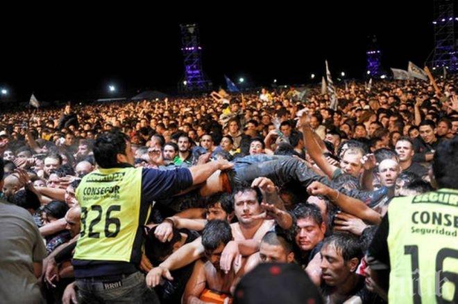 УЖАС! Убиха двама души на рок концерт в Аржентина