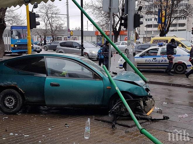 Опасна маневра! Кола и автобус на градския транспорт се удариха в София, има ранени