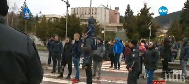 Хората в Панчарево затвориха пътя за Боровец, протестират срещу ЧЕЗ